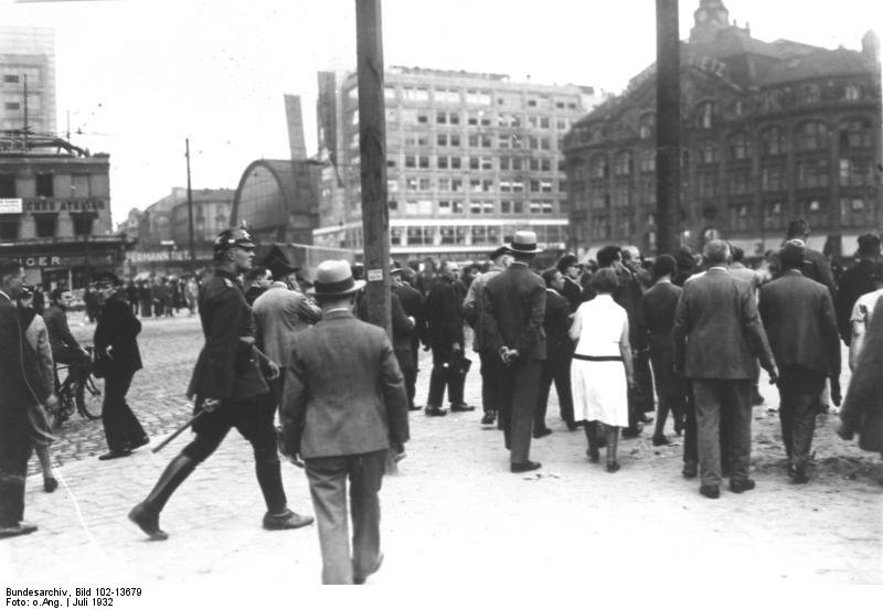 Bundesarchiv_Bild_102-13679,_Berlin,_Pol